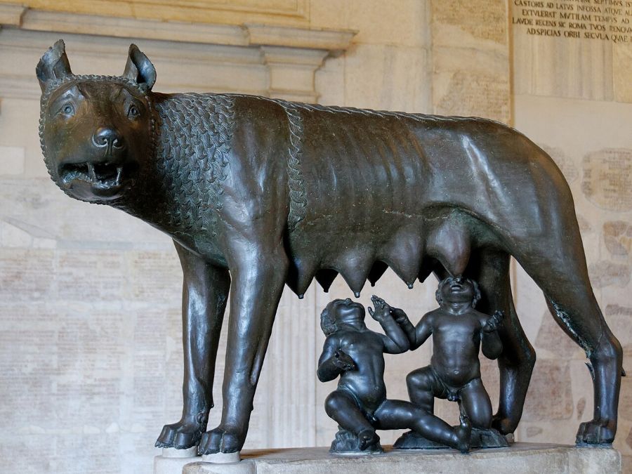 Bronzestatue der Wölfin, die die Zwillinge säugt, in den Kapitolinischen Museen in Rom